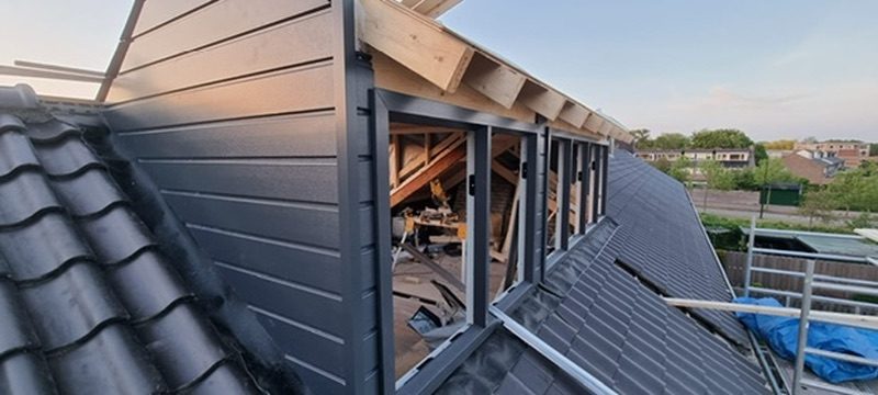 Dakkapel aan de dakzijde tijdens de afwerking
