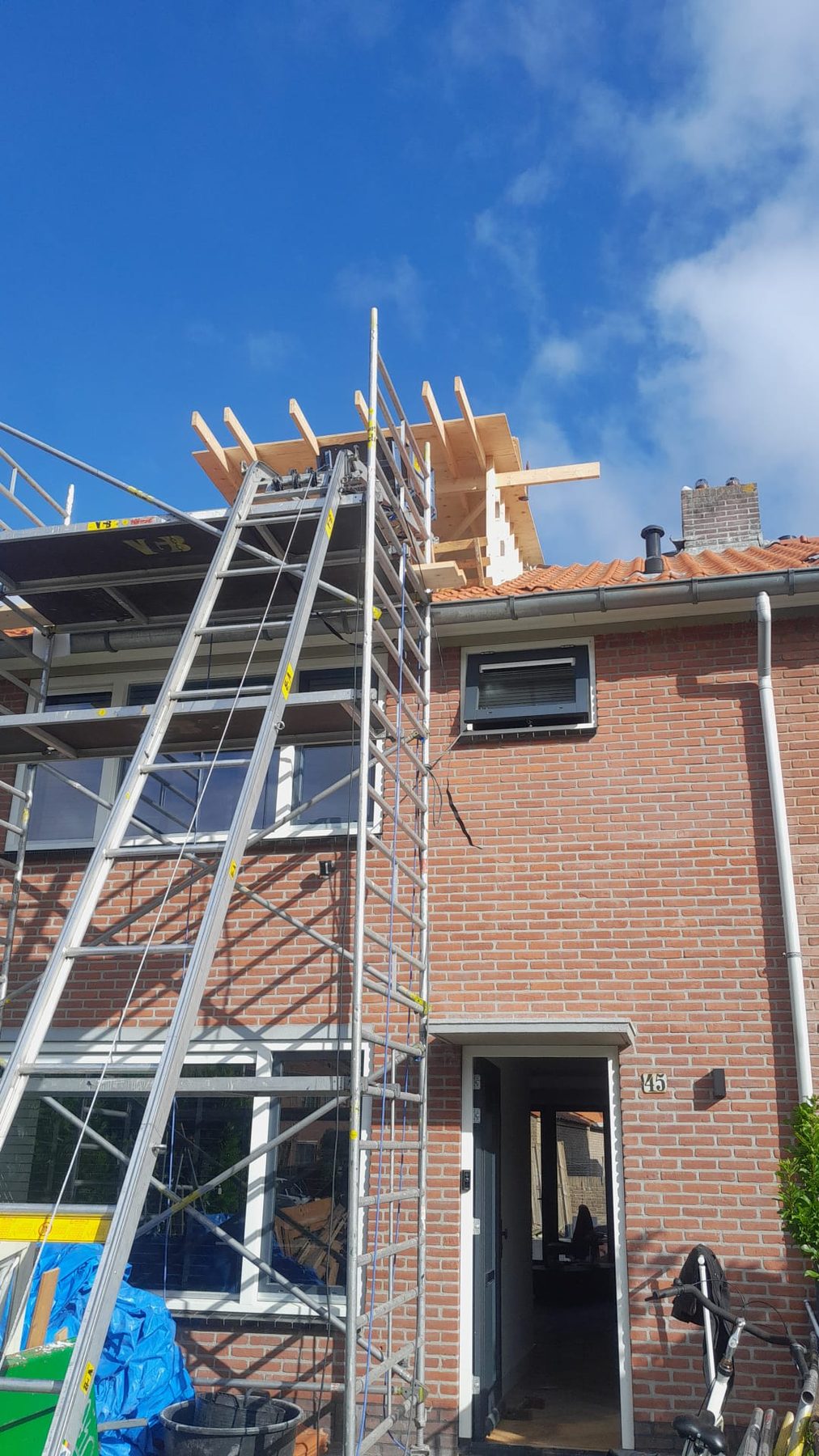 Dakkapelconstructie met steiger tegen de gevel