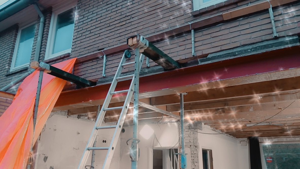 Staalconstructie en geopende achtergevel tijdens de bouw van een aanbouw
