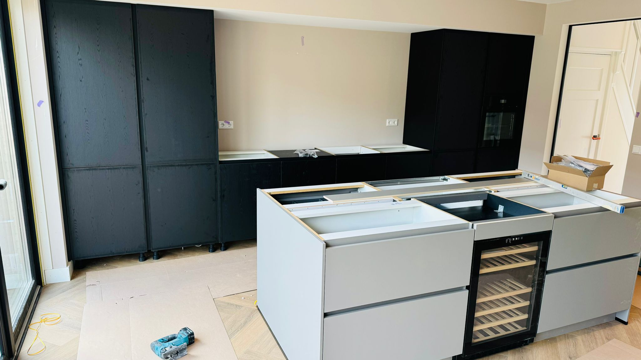 Keuken in montage met kasten, eiland en apparatuur