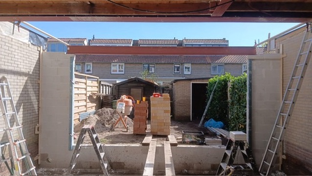 Zwarte pui met tuindeuren en vaste glasdelen