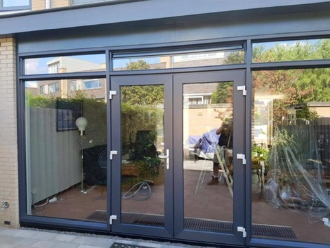 Wit raamkozijn in bestaande bakstenen gevel