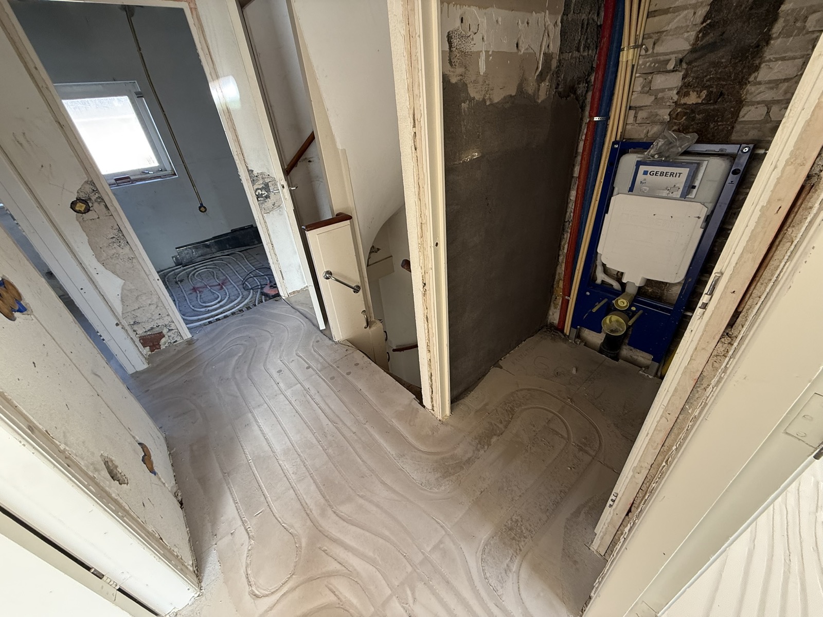 Badkamer en vloeropbouw tijdens verbouwing