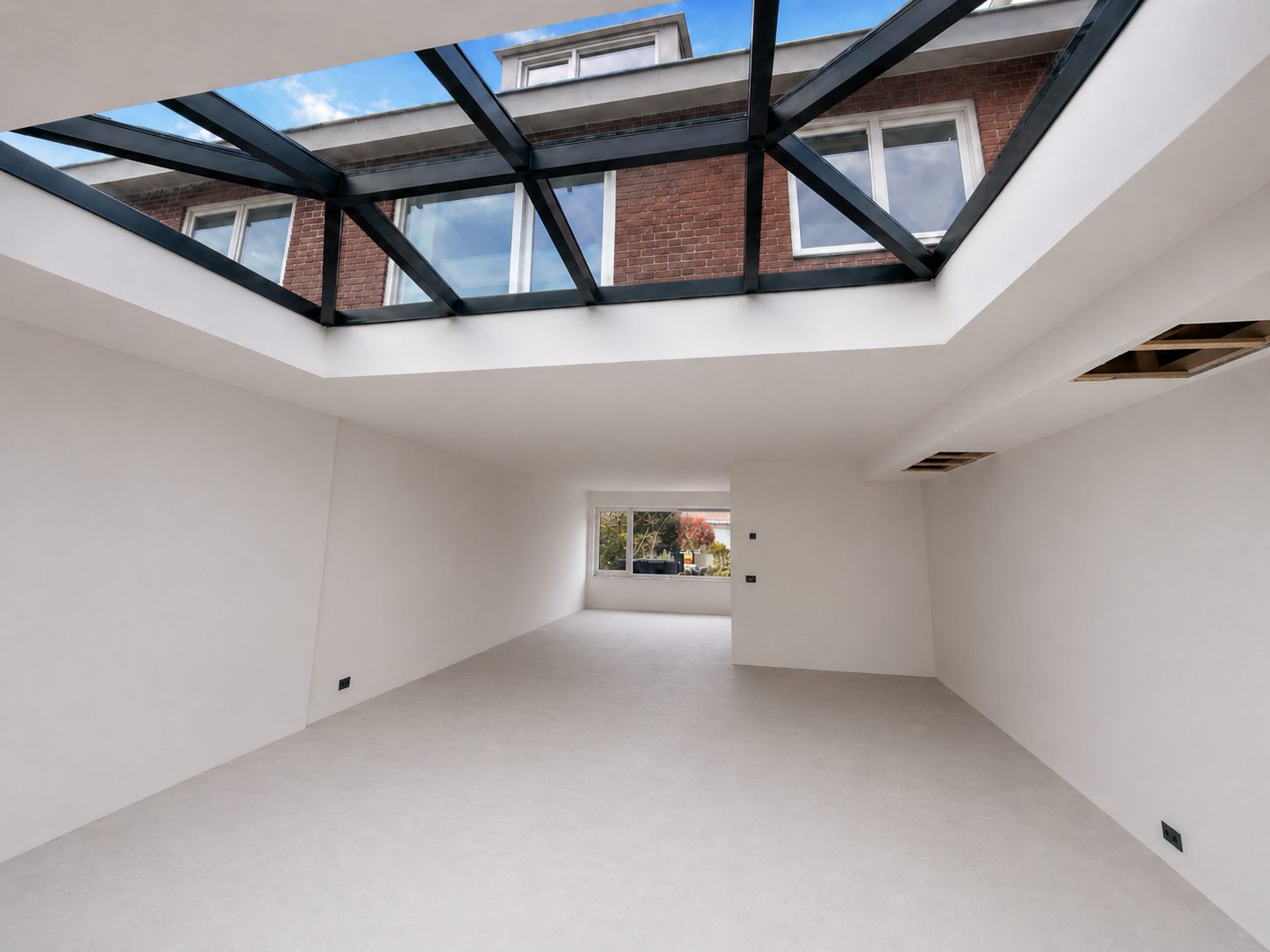 Aanbouw in Bussum met een grote glazen lichtstraat en gestucte wanden