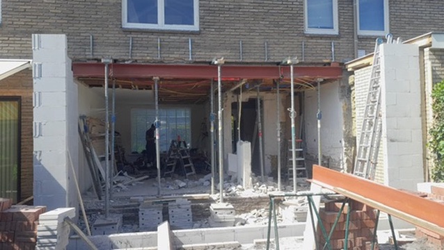 Geveldoorbraak met stempels tijdens de aanbouwfase