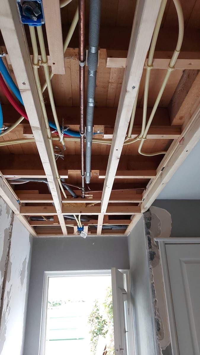 Open plafond met leidingwerk voor constructieve voorbereiding door De Bouw Baron