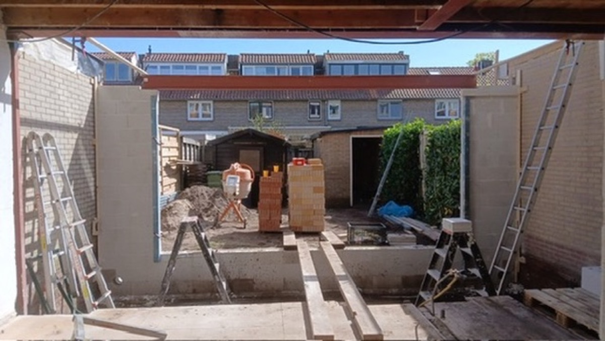 Stalen balk bij aanbouw en open gevel door De Bouw Baron