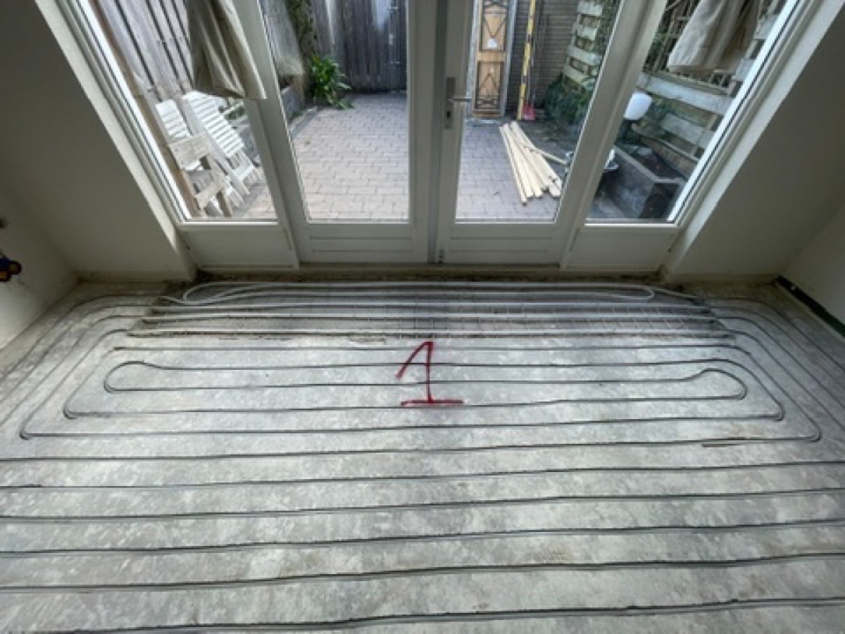 Gefreesde groeven voor droogbouw vloerverwarming door De Bouw Baron