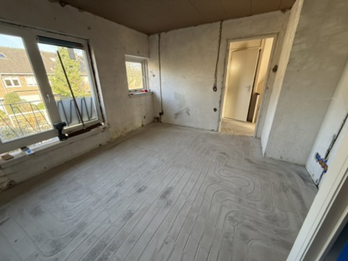 Droogbouw vloerverwarming in een kamer tijdens renovatie door De Bouw Baron
