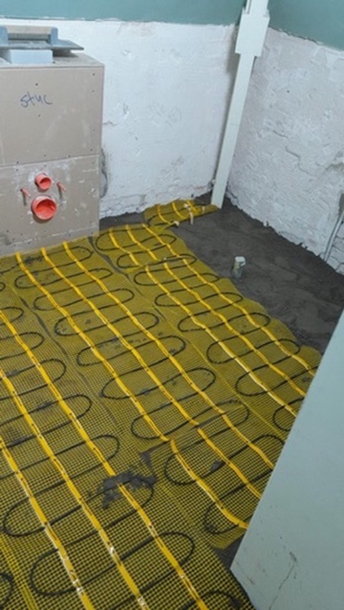 Elektrische vloerverwarming in een badkamer door De Bouw Baron