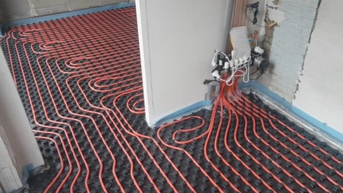Detail van vloerverwarming op noppenplaten door De Bouw Baron