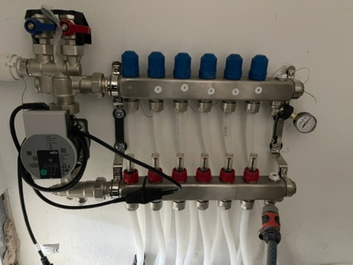 Metalen of RVS vloerverwarming verdeler geplaatst door De Bouw Baron